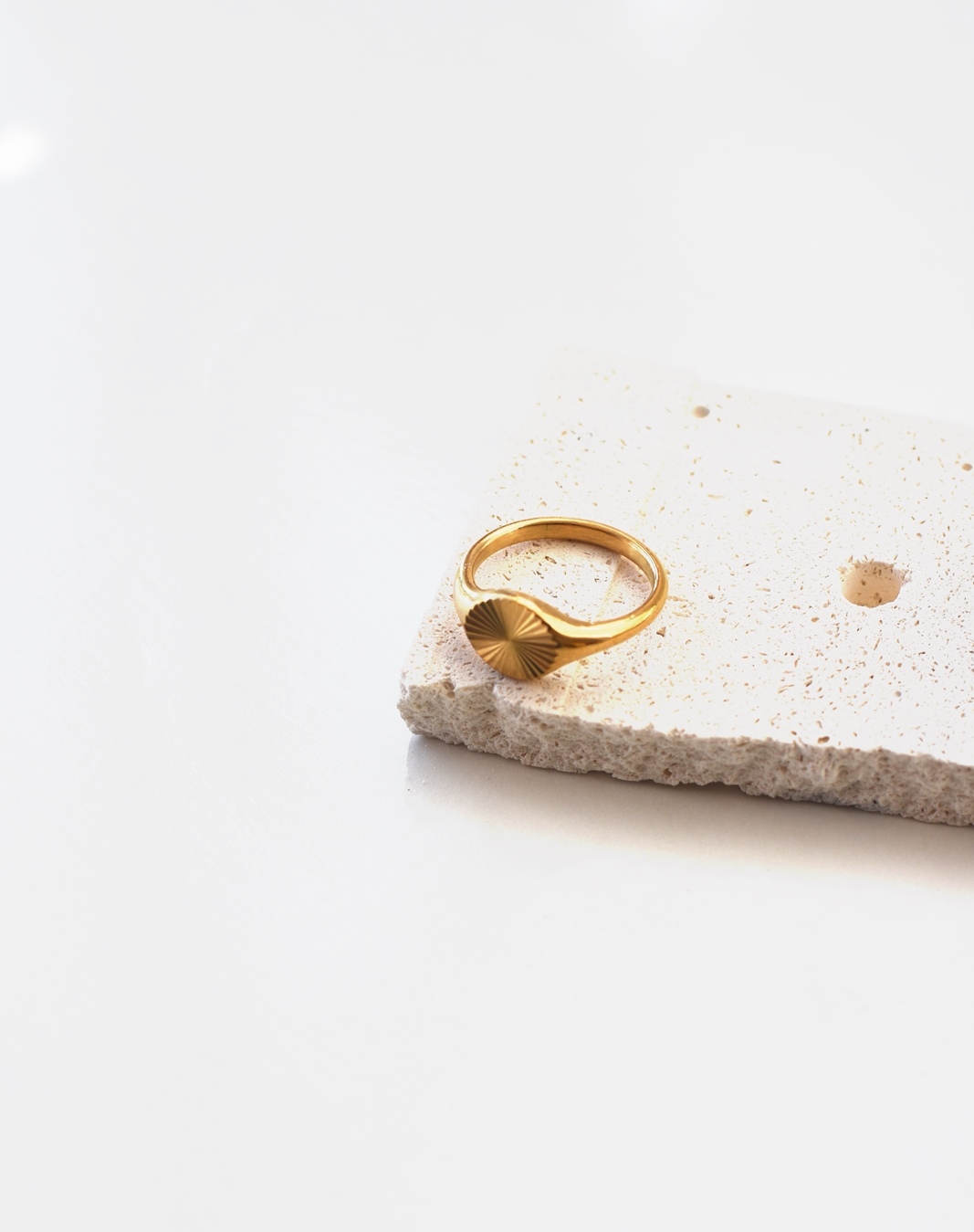 Sunburst Signet Ring – 18K Gold Waterproof