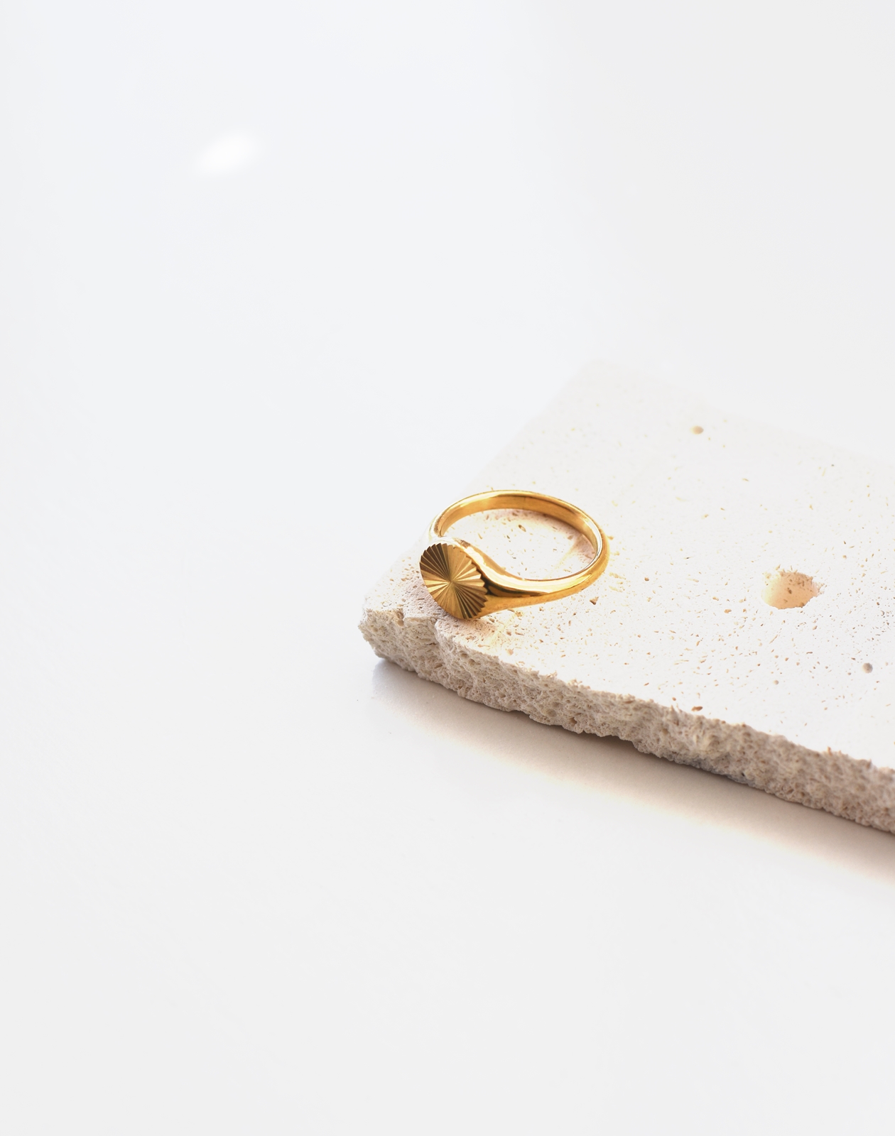 Sunburst Signet Ring – 18K Gold Waterproof - Image 4