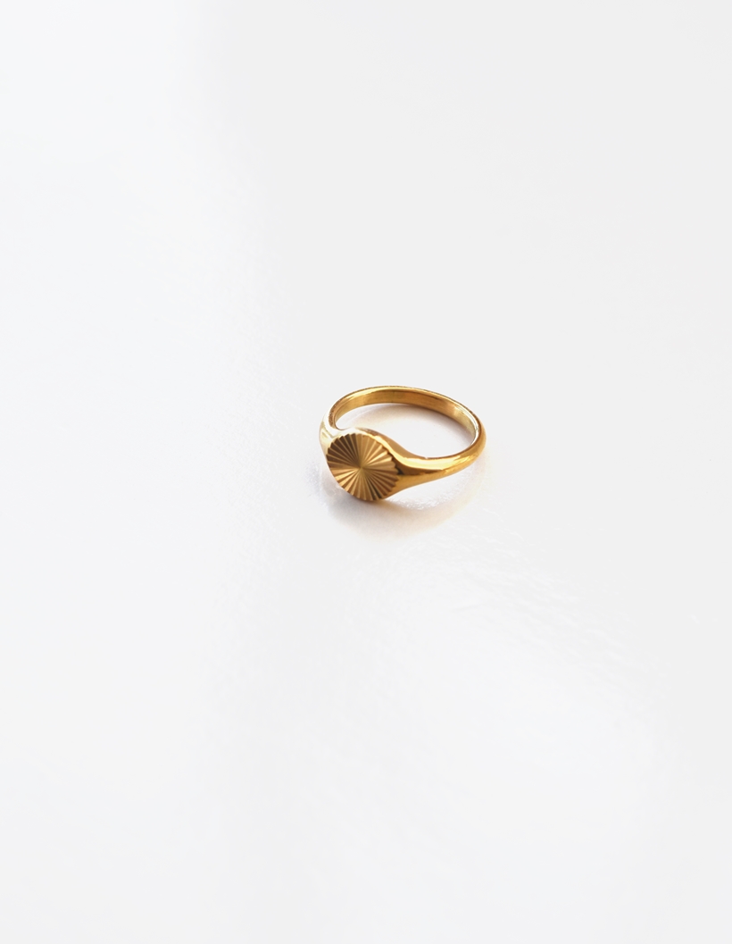 Sunburst Signet Ring – 18K Gold Waterproof - Image 5