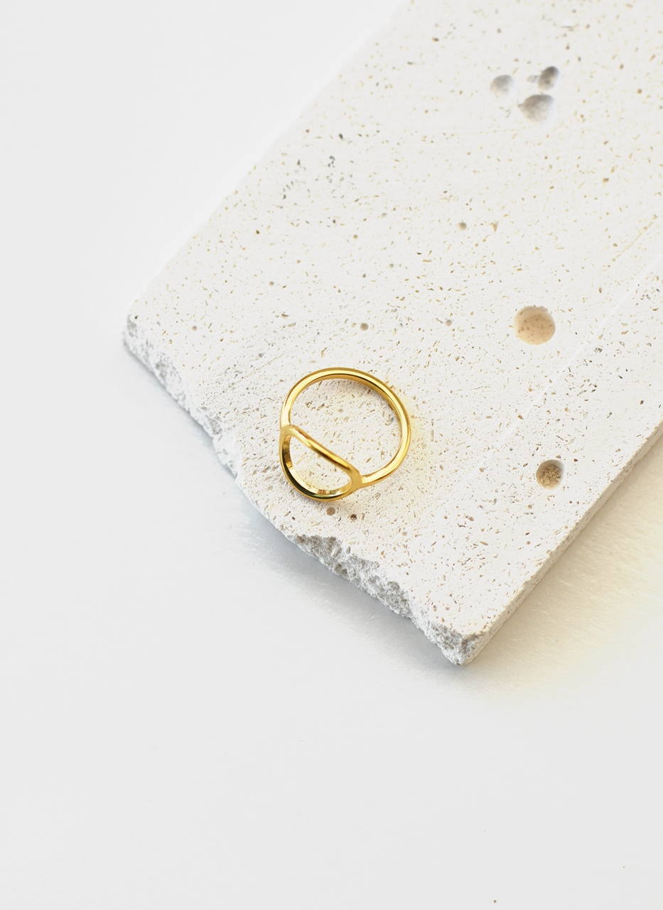 Simplistic Circle Ring– 18K Gold Waterproof - Image 5