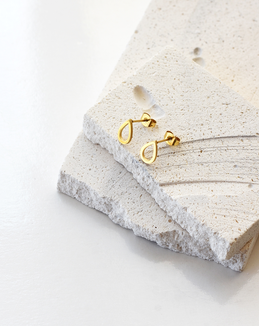Simplistic Teardrop Studs – 18K Gold Waterproof