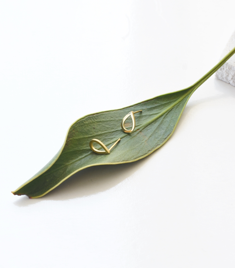 Simplistic Teardrop Studs – 18K Gold Waterproof - Image 3